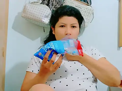 Snapshot of MojaditPussy chatting on May 13, 6:15 pm MojaditPussy online show from May 13, 6:15 pm