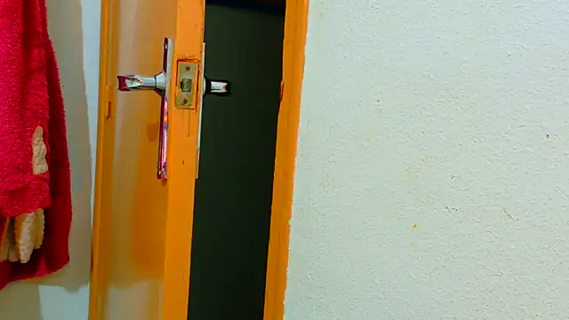 MojaditPussy online show from April 13, 5:33 am