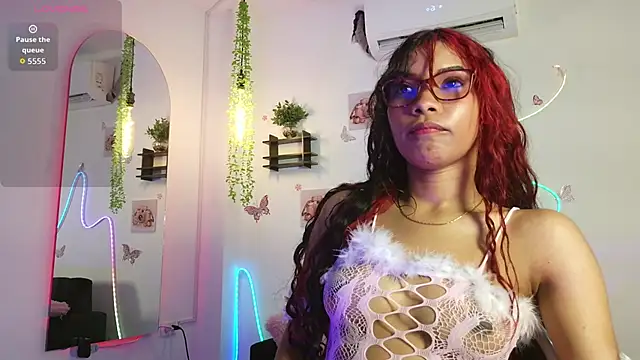 Daviana hill  online show from April 9, 1:06 pm