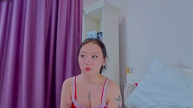 Snapshot of MicaelaCubr chatting on May 23, 1:04 am MicaelaCubr online show from May 23, 1:04 am