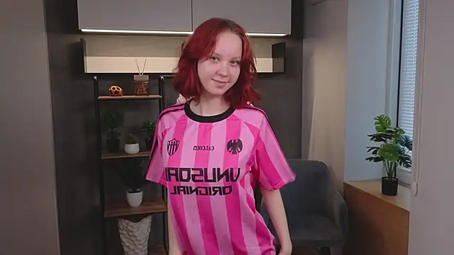 Snapshot of MaisieWillians chatting on June 17, 12:00 am MaisieWillians online show from June 17, 12:00 am
