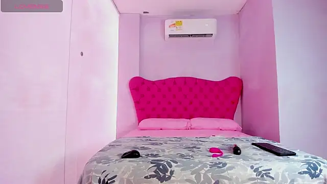 Zara Holly  online show from July 1, 6:52 pm