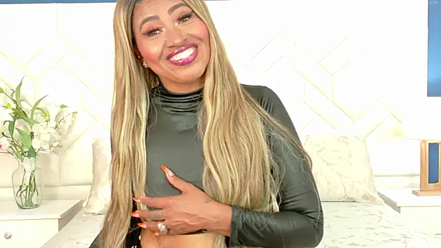 Snapshot of Kiara_Parker_ chatting on April 24, 8:44 pm Kiara Parker online show from April 24, 8:44 pm