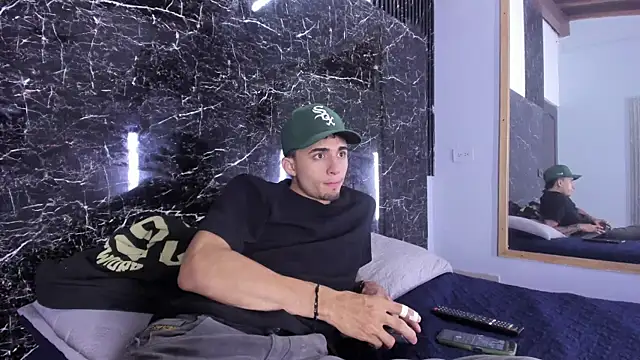 Snapshot of James-06 chatting on April 10, 11:17 am James-06 online show from April 10, 11:17 am