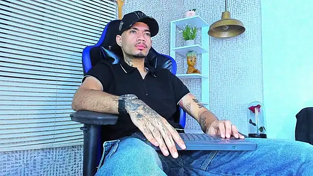 Snapshot of Daniel_huge22 chatting on June 20, 2:33 pm Daniel huge22 online show from June 20, 2:33 pm