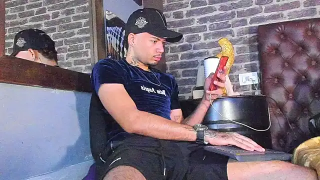 Snapshot of Daniel_huge22 chatting on June 7, 4:01 pm Daniel huge22 online show from June 7, 4:01 pm