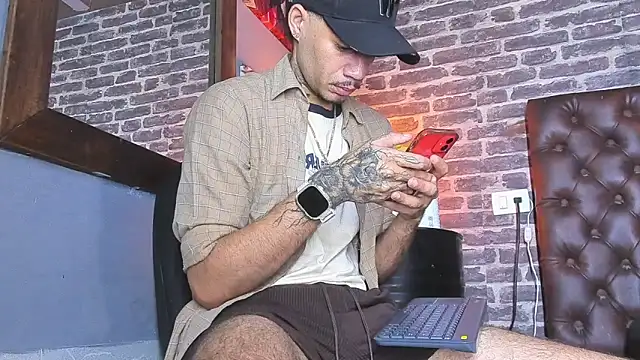 Snapshot of Daniel_huge22 chatting on June 18, 2:44 pm Daniel huge22 online show from June 18, 2:44 pm