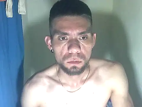 Snapshot of thomas2wood chatting on May 22, 11:47 pm thomas2wood online show from May 22, 11:47 pm