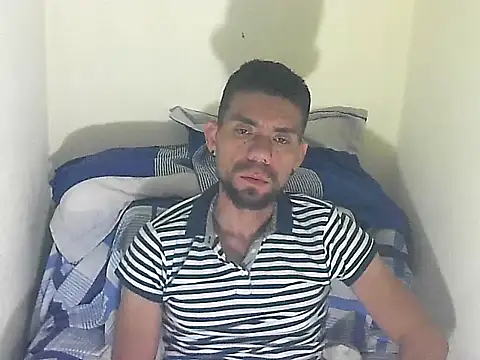 Snapshot of thomas2wood chatting on June 1, 12:33 am thomas2wood online show from June 1, 12:33 am