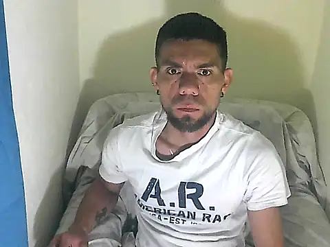 Snapshot of thomas2wood chatting on June 2, 11:49 pm thomas2wood online show from June 2, 11:49 pm