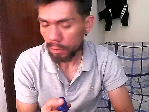 Snapshot of thomas2wood chatting on July 18, 8:39 pm thomas2wood online show from July 18, 8:39 pm