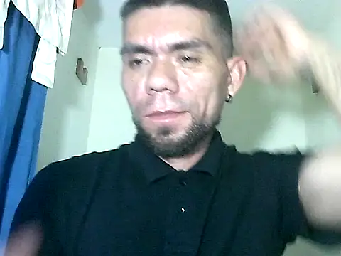 Snapshot of thomas2wood chatting on May 19, 11:23 pm thomas2wood online show from May 19, 11:23 pm