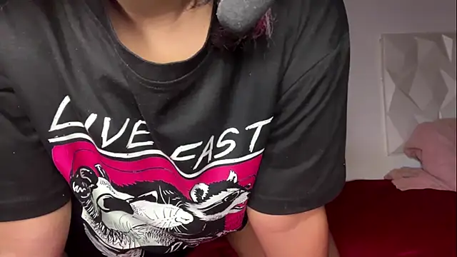 IsisValentine online show from July 25, 4:20 am