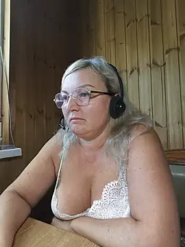 White-Chocolatte online show from July 8, 6:03 am