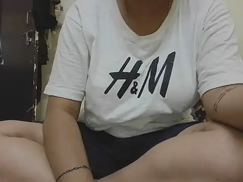 Snapshot of honey_bunnix chatting on July 21, 1:45 pm honey bunnix online show from July 21, 1:45 pm