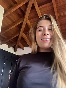 Snapshot of _BellaSmith_ chatting on June 17, 7:57 pm BellaSmith online show from June 17, 7:57 pm