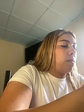 Snapshot of _BellaSmith_ chatting on July 15, 2:57 pm BellaSmith online show from July 15, 2:57 pm
