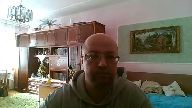 Snapshot of Luceriusbigass chatting on February 15, 11:28 am Luceriusbigass online show from February 15, 11:28 am