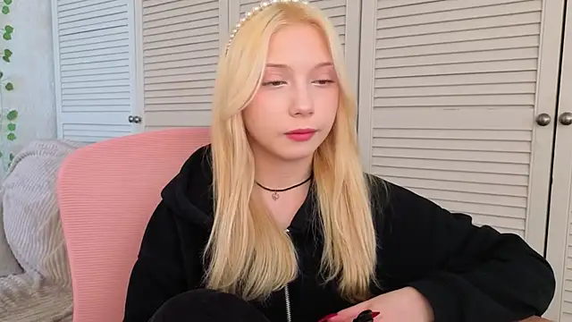 vielleee online show from May 18, 2:01 am