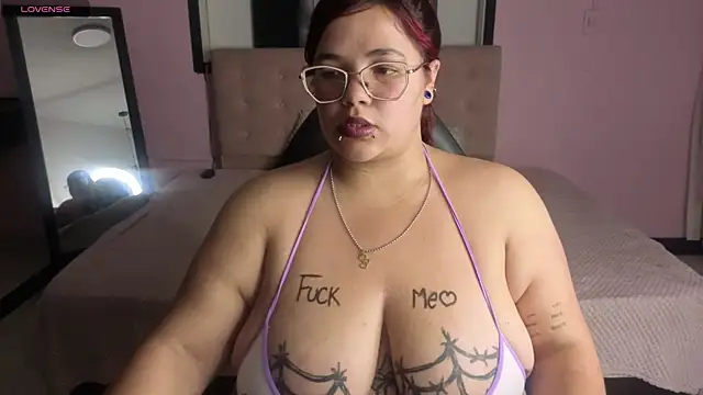 Snapshot of Sweet_cat_t chatting on May 6, 2:26 am Sweet cat t online show from May 6, 2:26 am