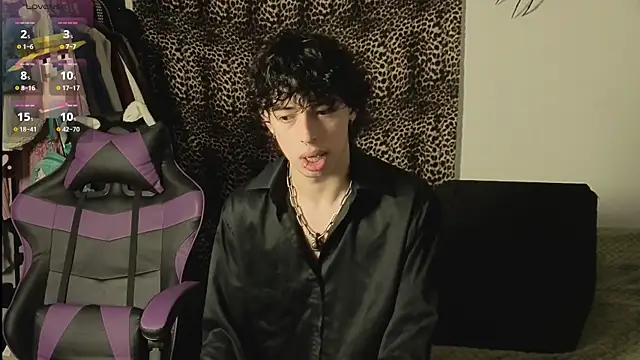 Snapshot of Otter_Moon chatting on May 26, 3:59 am Otter Moon online show from May 26, 3:59 am