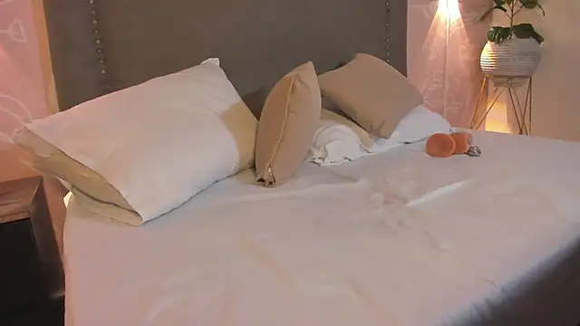 Snapshot of lunna_celeste chatting on May 11, 2:45 pm lunna celeste online show from May 11, 2:45 pm