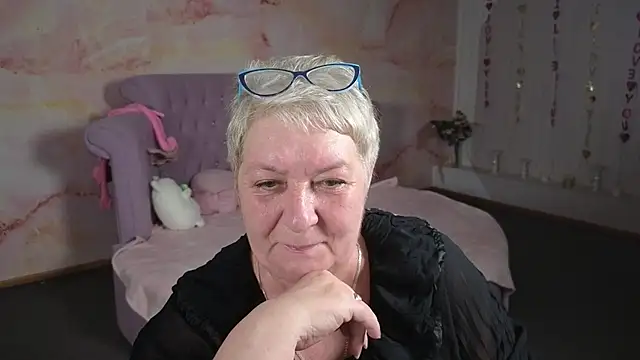 Snapshot of Poppy_Pulse chatting on June 8, 6:03 am Poppy Pulse online show from June 8, 6:03 am