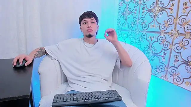 NewDannii online show from April 8, 12:39 pm