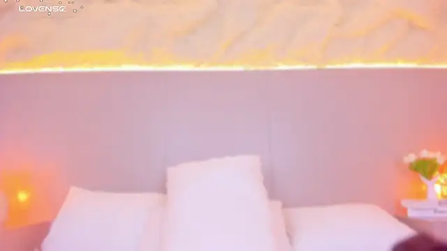 Snapshot of AlisonRoos chatting on April 11, 7:45 am AlisonRoos online show from April 11, 7:45 am