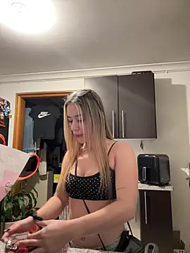 AmyRusso online show from April 16, 11:40 pm