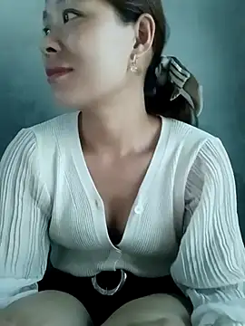 Snapshot of mia0033 chatting on May 12, 9:48 am mia0033 online show from May 12, 9:48 am