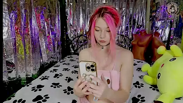 Snapshot of Sansarella chatting on December 6, 6:00 pm Sansarella online show from December 6, 6:00 pm