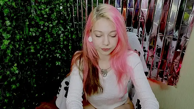 Snapshot of Sansarella chatting on January 23, 6:35 pm Sansarella online show from January 23, 6:35 pm