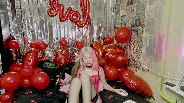 Snapshot of Sansarella chatting on February 13, 5:44 pm Sansarella online show from February 13, 5:44 pm