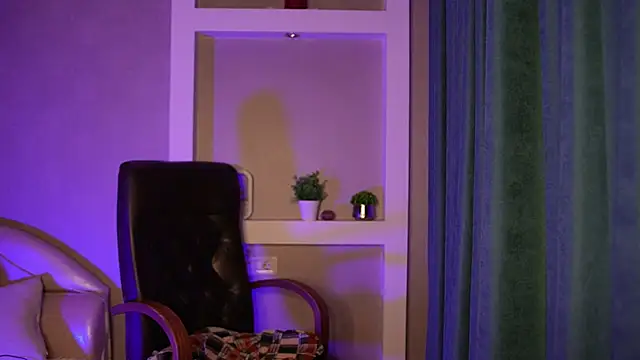 LilElfies online show from April 18, 7:40 pm