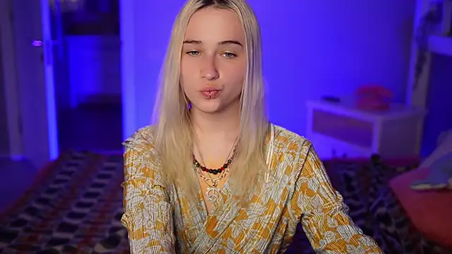 LilElfies online show from April 15, 1:11 am