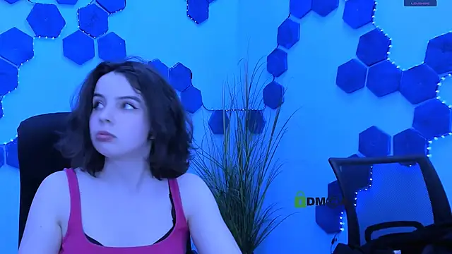 mia mooon  online show from May 4, 9:01 am
