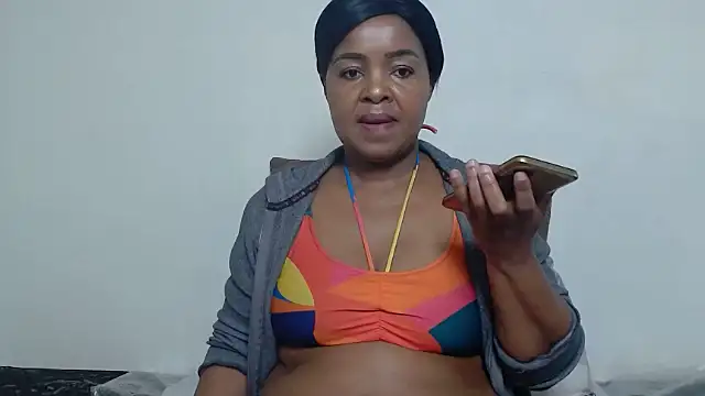 Snapshot of CaramelBaddie16 chatting on June 19, 4:57 pm CaramelBaddie16 online show from June 19, 4:57 pm