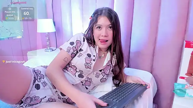 Snapshot of Hellencute18_ chatting on May 27, 2:02 pm Hellencute18 online show from May 27, 2:02 pm