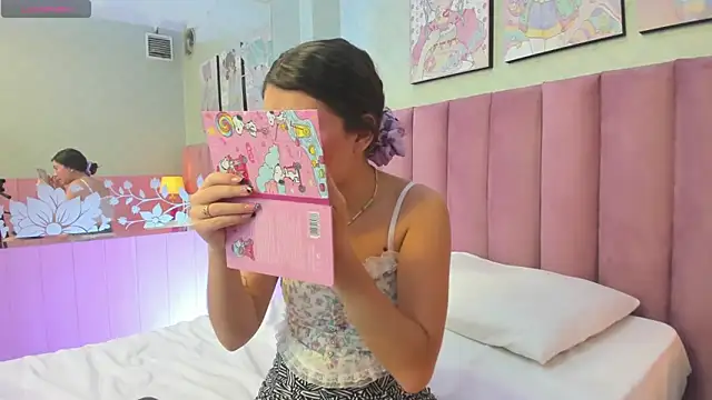 Hellencute18  online show from May 23, 9:25 pm