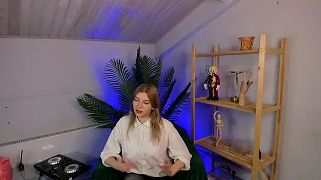 Snapshot of GloriaCwik chatting on April 9, 2:34 pm GloriaCwik online show from April 9, 2:34 pm