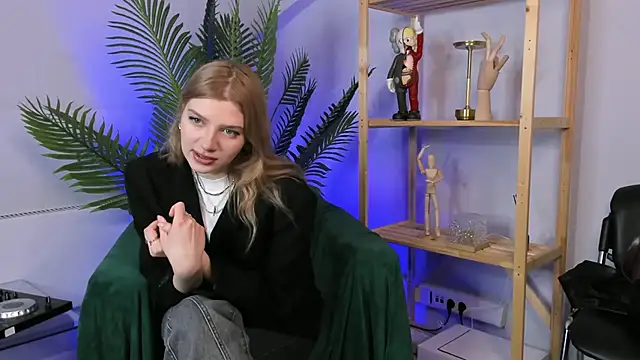 Snapshot of GloriaCwik chatting on April 10, 1:51 pm GloriaCwik online show from April 10, 1:51 pm