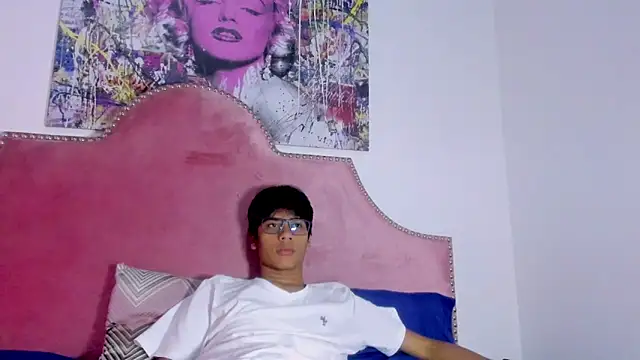 Snapshot of LiamKron chatting on April 18, 11:34 am LiamKron online show from April 18, 11:34 am