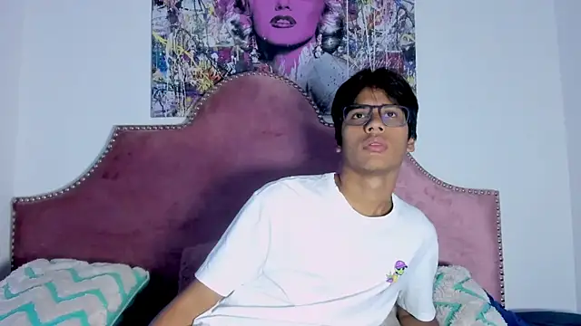 Snapshot of LiamKron chatting on April 28, 11:14 am LiamKron online show from April 28, 11:14 am