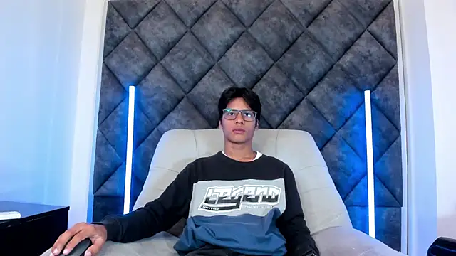Snapshot of LiamKron chatting on May 13, 12:01 pm LiamKron online show from May 13, 12:01 pm