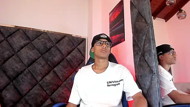 Snapshot of LiamKron chatting on July 12, 11:33 am LiamKron online show from July 12, 11:33 am