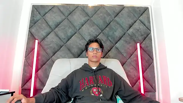 Snapshot of LiamKron chatting on May 23, 10:36 am LiamKron online show from May 23, 10:36 am