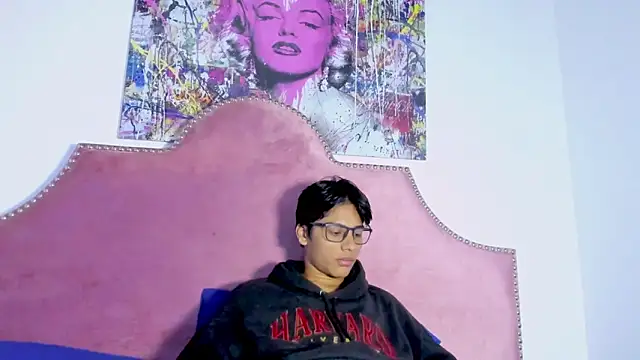 Snapshot of LiamKron chatting on April 21, 11:28 am LiamKron online show from April 21, 11:28 am