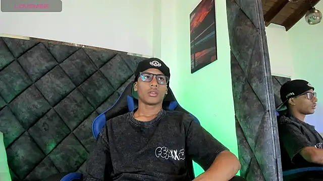 Snapshot of LiamKron chatting on July 11, 10:59 am LiamKron online show from July 11, 10:59 am