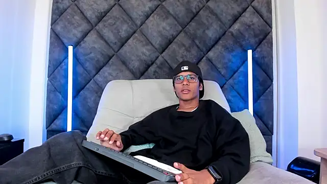 Snapshot of LiamKron chatting on May 12, 11:49 am LiamKron online show from May 12, 11:49 am